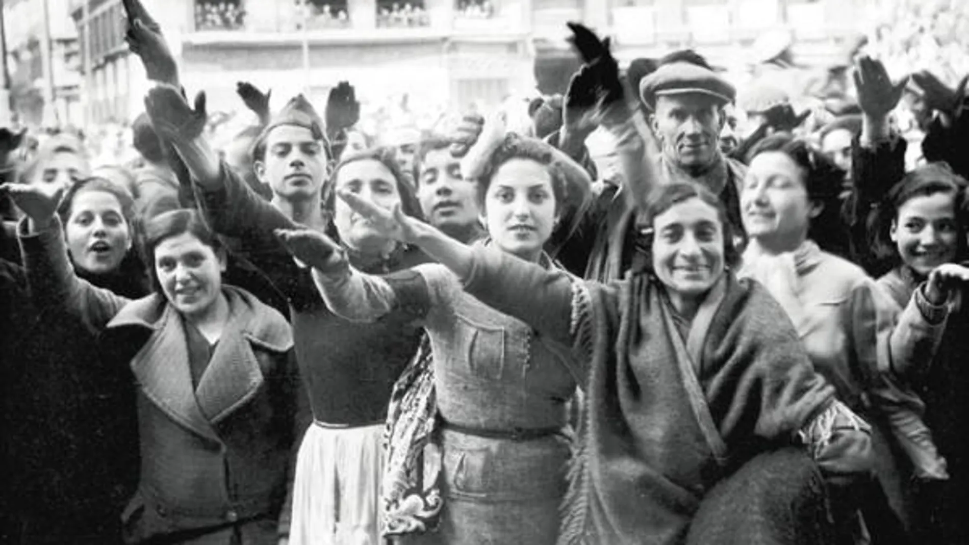 Fotografía tomada el 28 de febrero de 1939. Los madrileños saludan a las tropas de Franco. Al final, la capital de España se rindió sin lucha