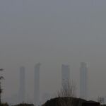Las Cuatro Torres de Madrid apenas se vislumbran debido a la capa de contaminación, en una imagen de archivo