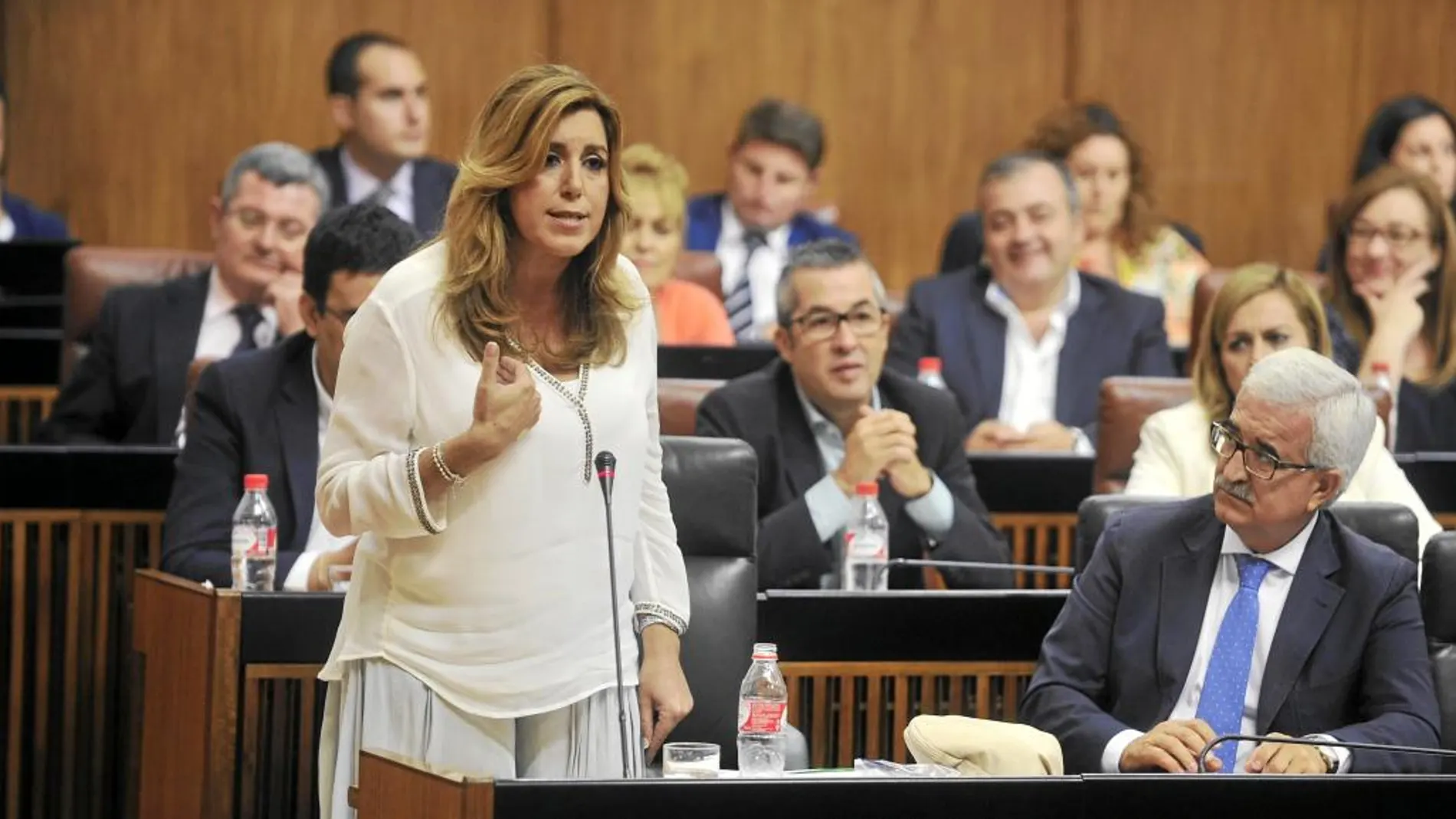 La presidenta de la Junta, ayer en el Pleno respondiendo a las preguntas de la oposición