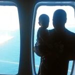 La lista de la esperanza. Zahi (en la imagen, junto a su hijo) y su familia ya son un número y una letra en las listas que marcan el día de llegada al buque.