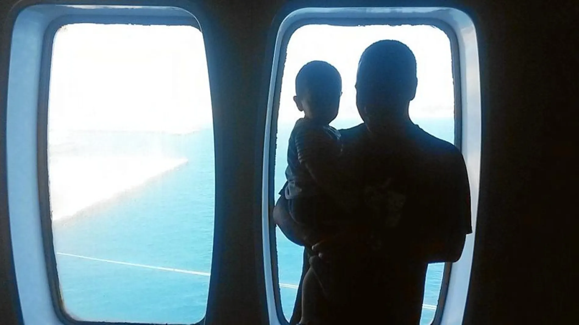 La lista de la esperanza. Zahi (en la imagen, junto a su hijo) y su familia ya son un número y una letra en las listas que marcan el día de llegada al buque.