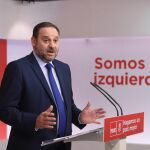 El secretario de Organización del PSOE, José Luis Ábalos, durante la rueda de prensa celebrada hoy en la que ha pedido a Ciudadanos que apoye la candidatura de Ángel Gabilondo