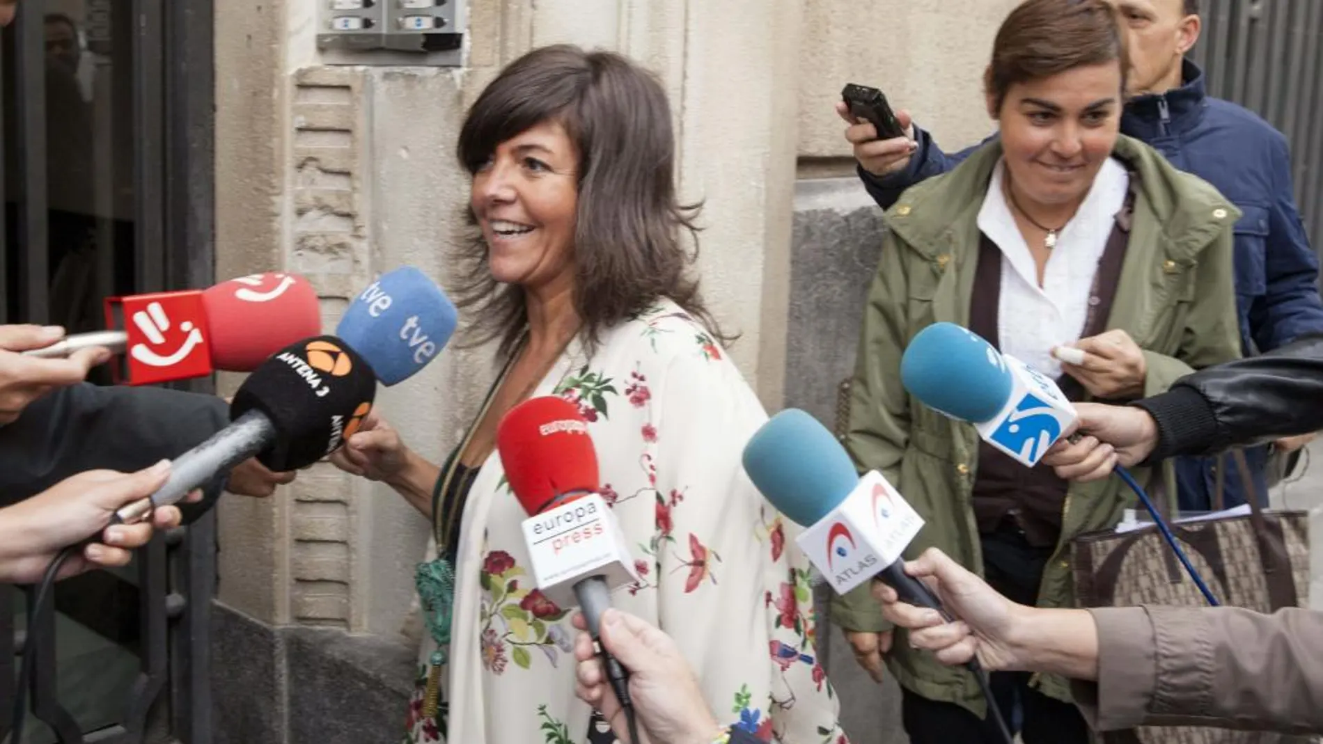 La secretaria general del PP de Euskadi, Nerea Llanos (i), a su llegada hoy a la sede del partido en Vitoria