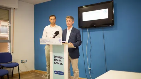 A la derecha, el diputado del Grupo Parlamentario Popular, Víctor Martínez-Carrasco, en la sede del PP de Caravaca de la Cruz