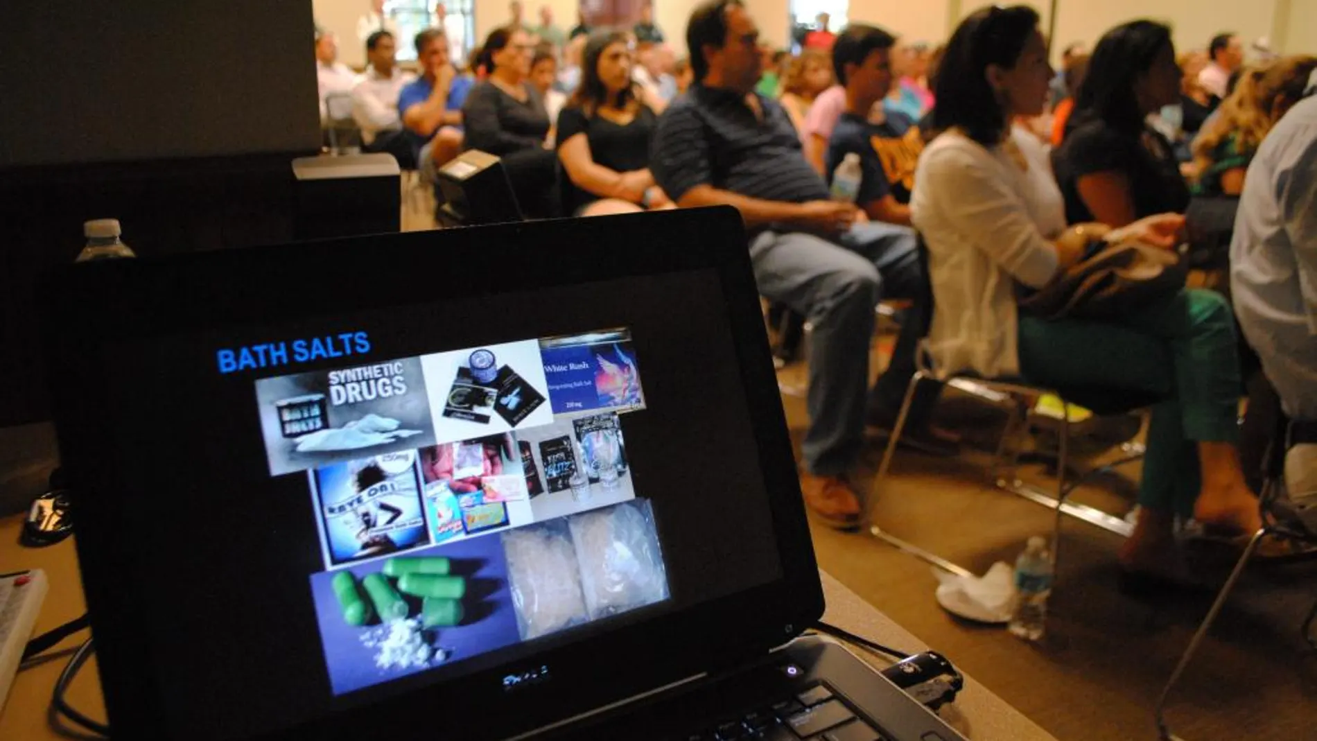 Imagen del 18 de junio de 2015 de asistentes a una charla sobre drogas sintéticas en el centro comunitario de Weston en Miami