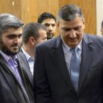El jefe de la oposición siria, Riad Hijab, junto a el negociador jefe de la oposición siria y grupo armado rebelde Ejército de Islam, Mohammed Alloush