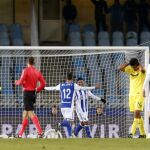 El delantero mexicano de la Real Sociedad Carlos Vela celebra con su compañero, el delantero brasileño Willian José el gol que ha marcado, el segundo del equipo frente al Villarreal