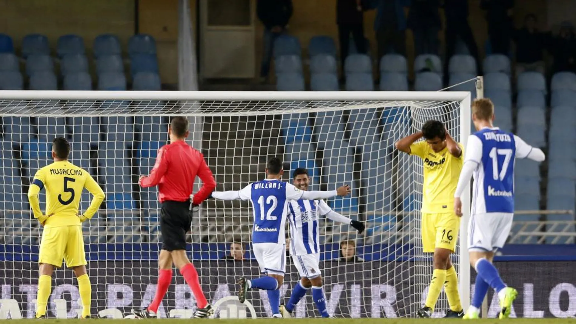 El delantero mexicano de la Real Sociedad Carlos Vela celebra con su compañero, el delantero brasileño Willian José el gol que ha marcado, el segundo del equipo frente al Villarreal
