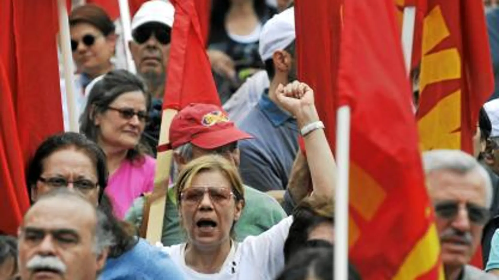 El drástico ajuste aprobado por el Gobierno griego ha provocado graves disturbios en las calles de Atenas en las últimas semanas