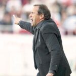 Víctor Muñoz da instrucciones a sus jugadores durante el encuentro ante el Sevilla