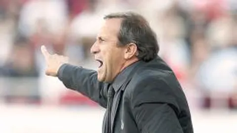 Víctor Muñoz da instrucciones a sus jugadores durante el encuentro ante el Sevilla