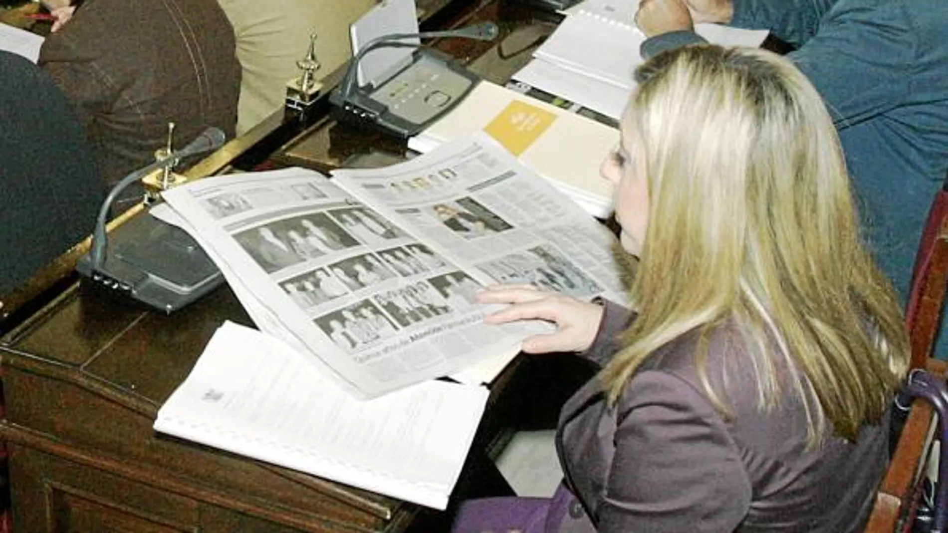 Muchos concejales suelen utilizar las sesiones plenarias para ponerse al día leyendo en profundidad la prensa mientras se desarrolla el debate