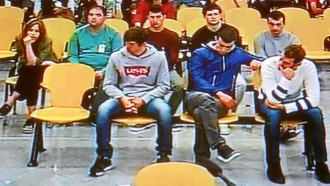 La Fiscalía enmarca la agresión en el clima de hostigamiento a la Guardia Civil impulsado por la izquierda abertzale y auspiciado por ETA para expulsar a las Fuerzas de Seguridad del País Vasco y Navarra, por lo que imputa a los acusados (en la imagen) delitos de lesiones y amenazas terroristas