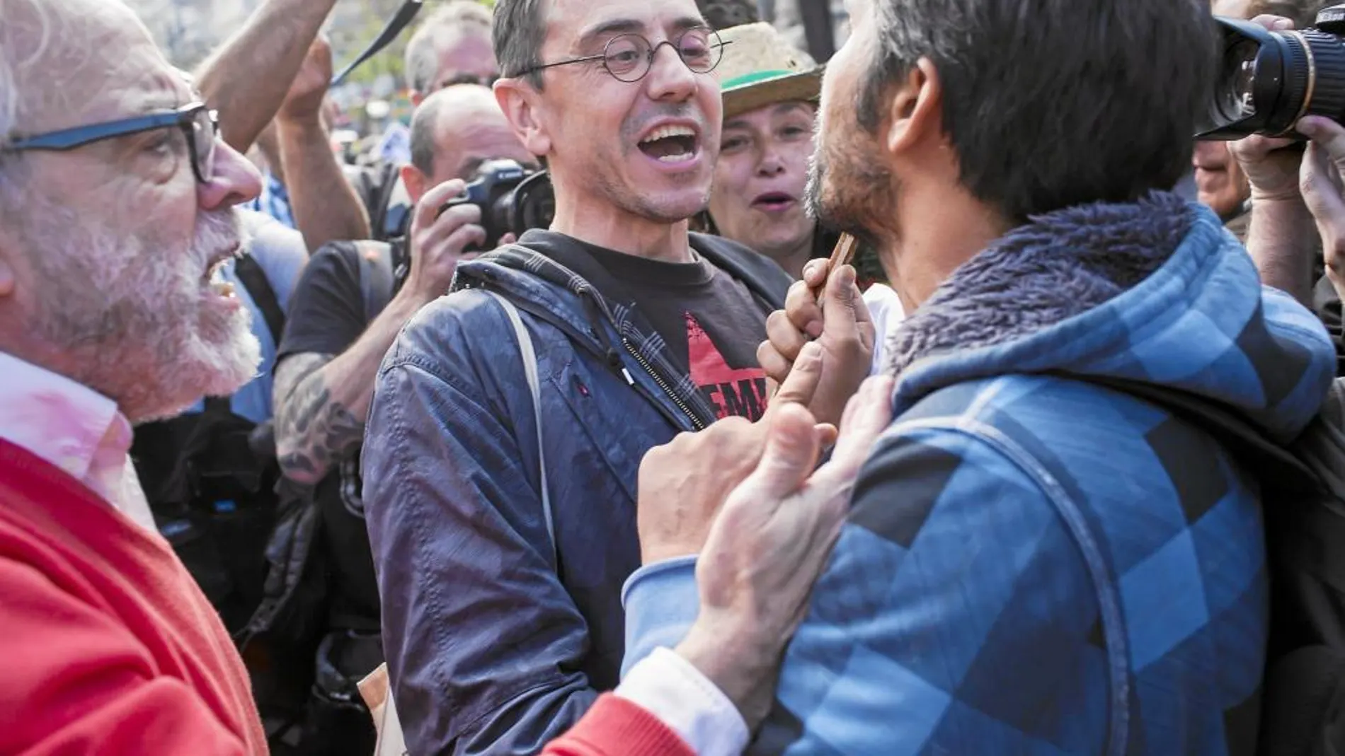 El cofundador de Podemos, Juan Carlos Monedero, participó ayer en la concentración y fue increpado por algunos participantes que reivindicaban un 15-M «libre de los políticos»