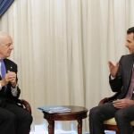 El presidente sirio, Bashar Asad, habla con el enviado especial de la ONU para Siria, Staffan de Mistura en Damasco, en una imagen del año pasado