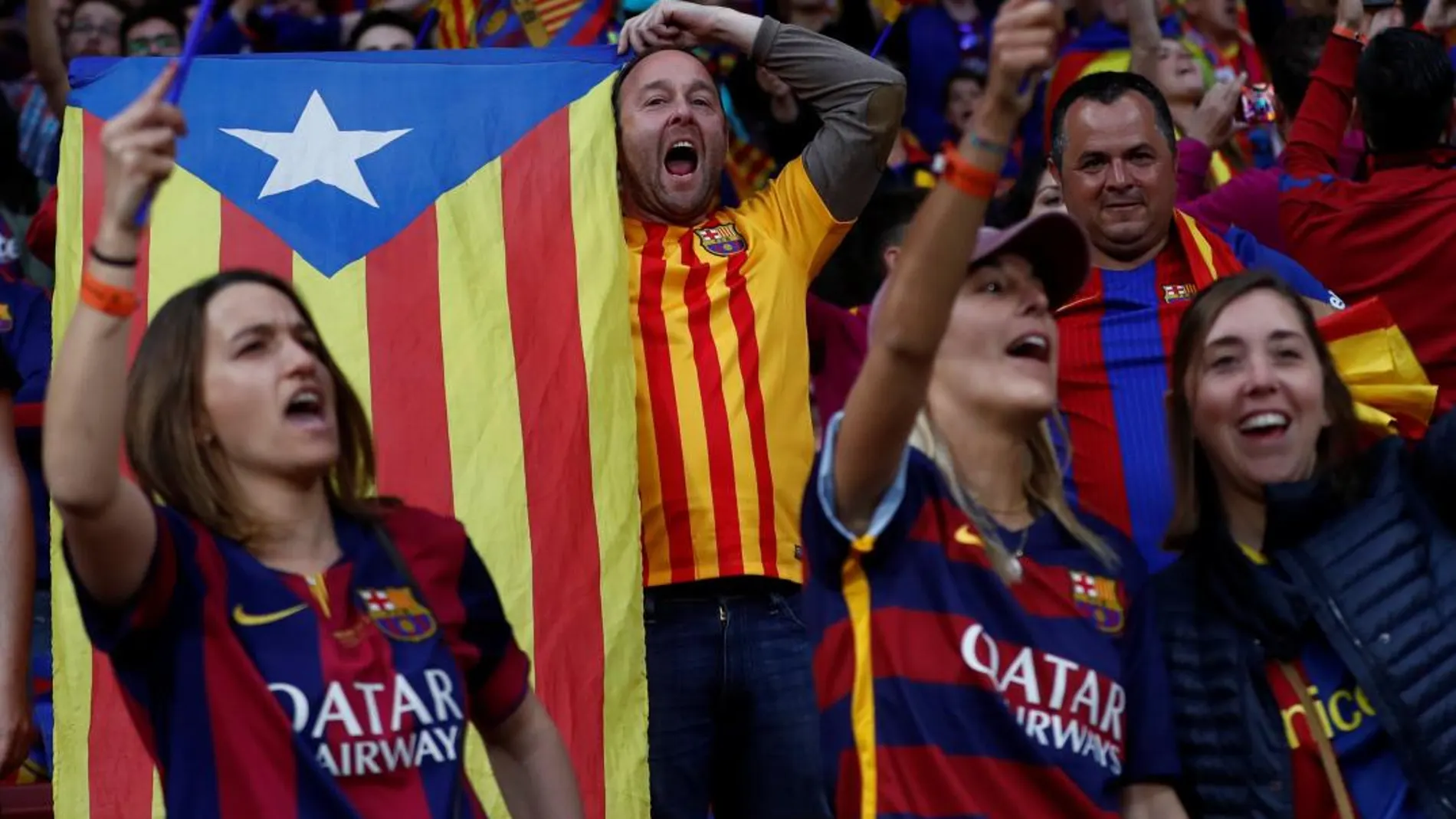 Seguidores del Barcelona con una estelada en el Wanda