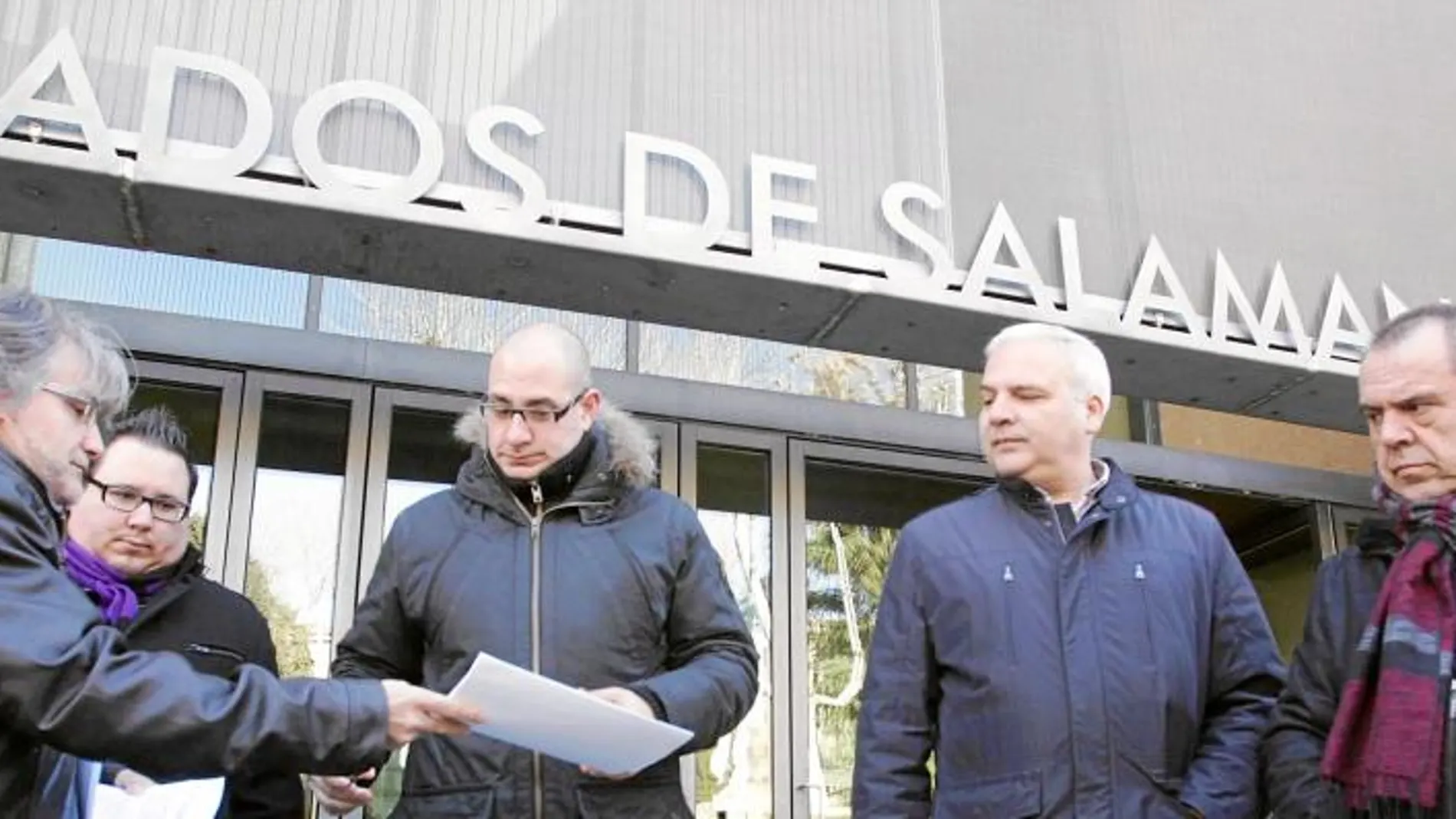 Los alcaldes de Villarino y Pereña, a las puertas de los juzgados de Salamanca