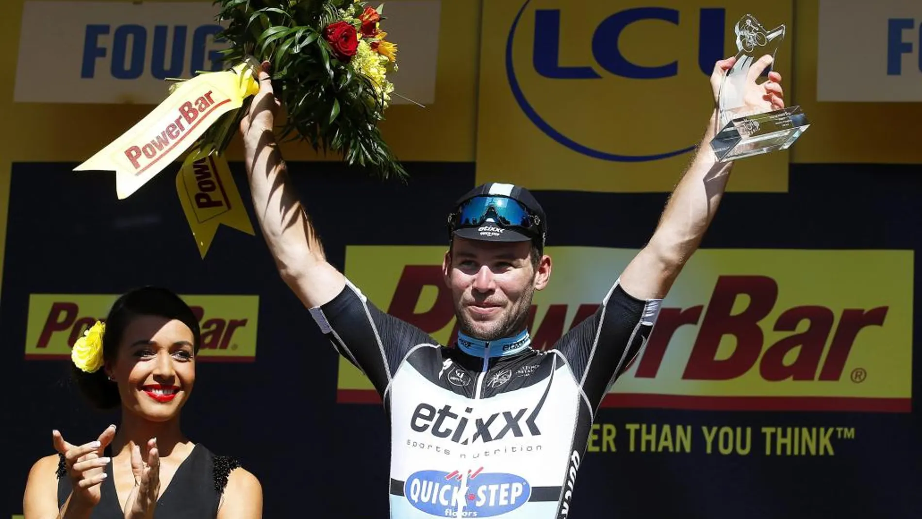 Mark Cavendish celebra en el podio su victoria en en la séptima etapa del Tour.