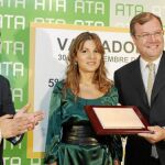 Silván recoge el premio que ha concedio la Asociación de Trabajadores Autónomos (ATA) a la Junta por el Programa Inici@te de apoyo a los emprendedores. Junto a él, Lorenzo Amor y Soraya Mayo, de ATA