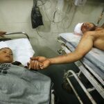 Un palestino y su hijo se recuperan de las heridas provocadas por un ataque israelí en la franja de Gaza