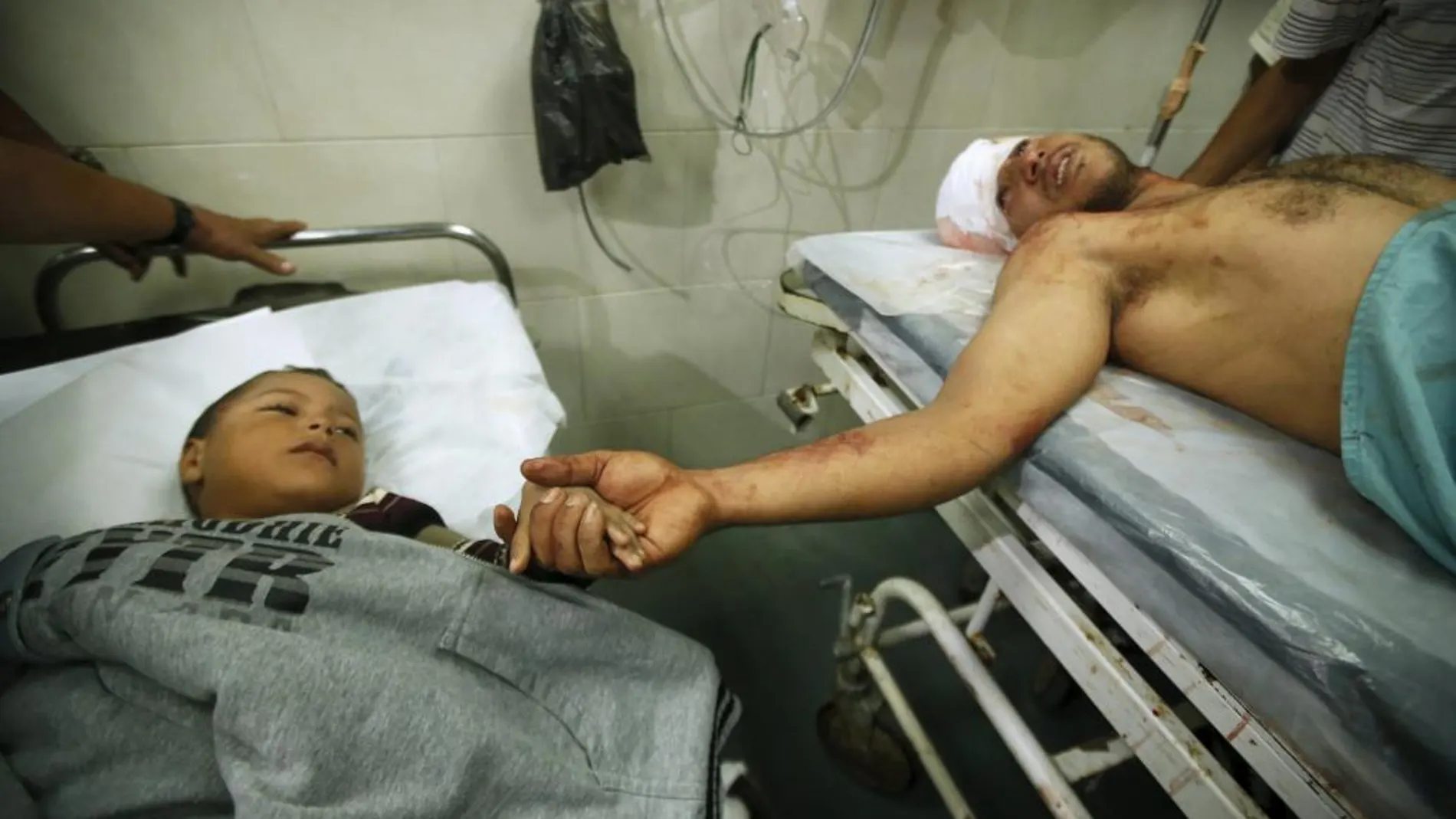 Un palestino y su hijo se recuperan de las heridas provocadas por un ataque israelí en la franja de Gaza