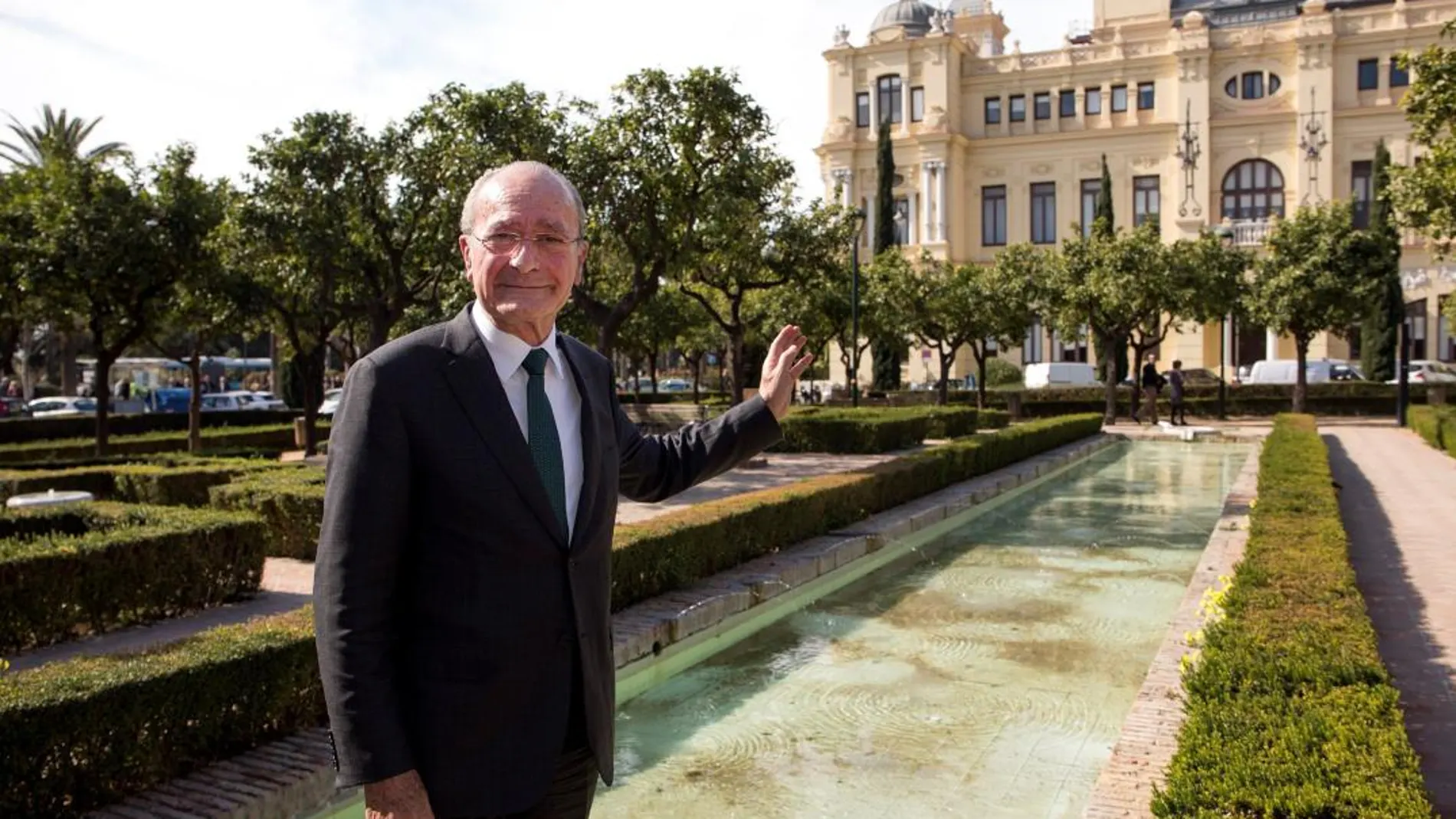 El alcalde de Málaga, Francisco de la Torre, posando para los medios de comunicación delante del Ayuntamiento