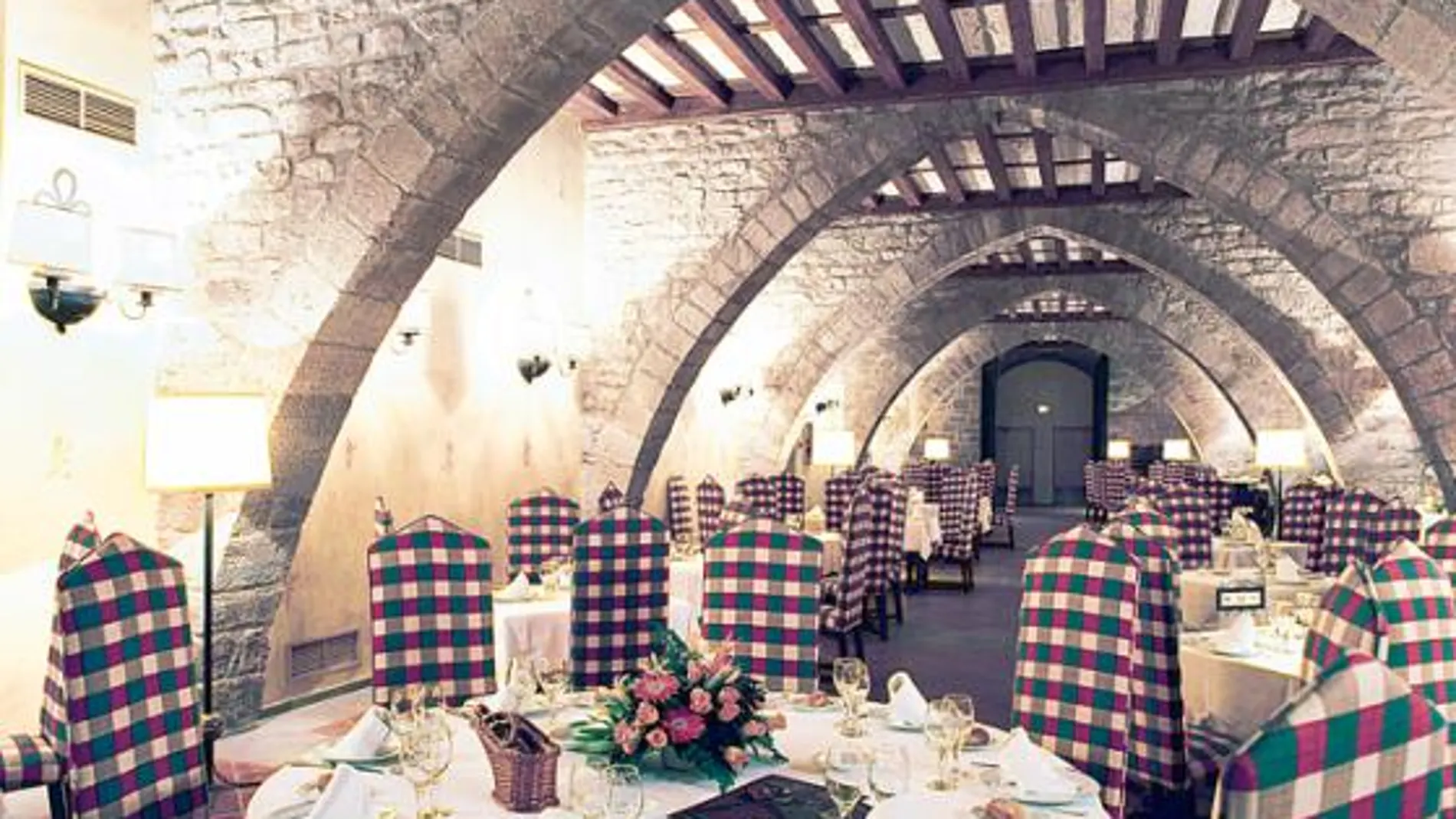 Alcobas medievales entre muros del siglo IX