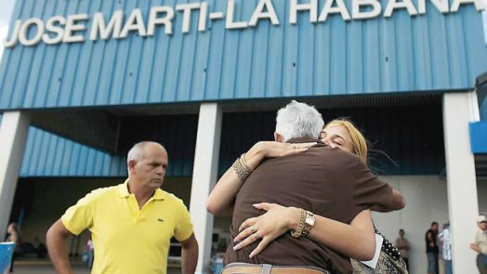 Una cubana recibe en el aeropuerto de La Habana a un familiar llegado ayer de Estados Unidos
