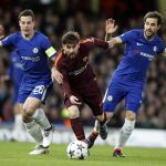 Messi lucha por un balón en presencia de Fábregas y Azpilicueta, jugadores del Chelsea