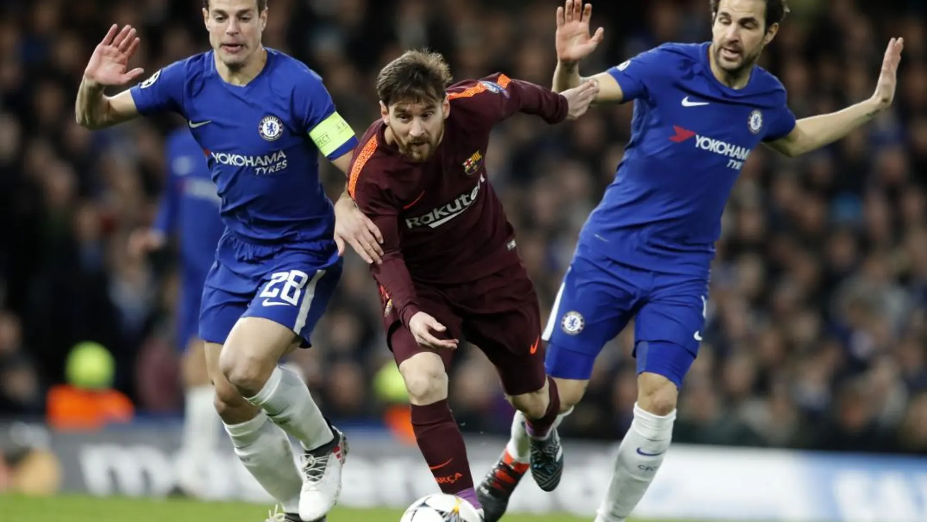 Messi lucha por un balón en presencia de Fábregas y Azpilicueta, jugadores del Chelsea