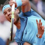 Nadal ejecuta un servicio en su partido ante el argentino Facundo Bagnis