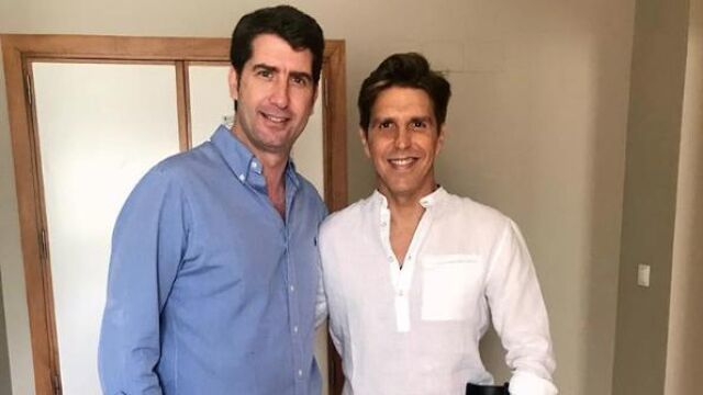 El diestro Manuel Díaz «El Cordobés» junto con el traumatólogo Daniel Cansino, responsable de su operación de cadera
