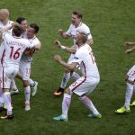 Los jugadores de Polonia celebran su victoria ante Suiza en los penaltis.
