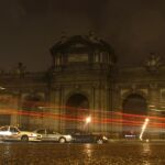 Vista de la Puerta de Alcalá de Madrid, durante apagón convocado en todo el mundo por la ONG ecologista WWF/Adena