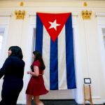 La bandera cubana en el interior de una dependencia de la embajada.