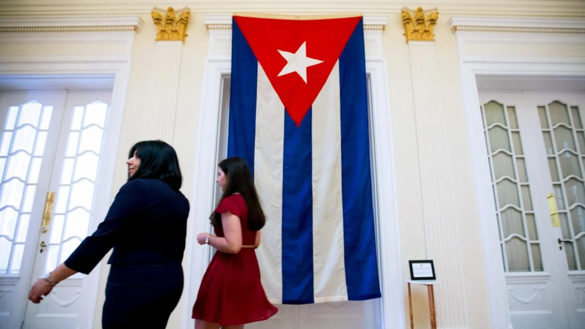 La bandera cubana en el interior de una dependencia de la embajada.