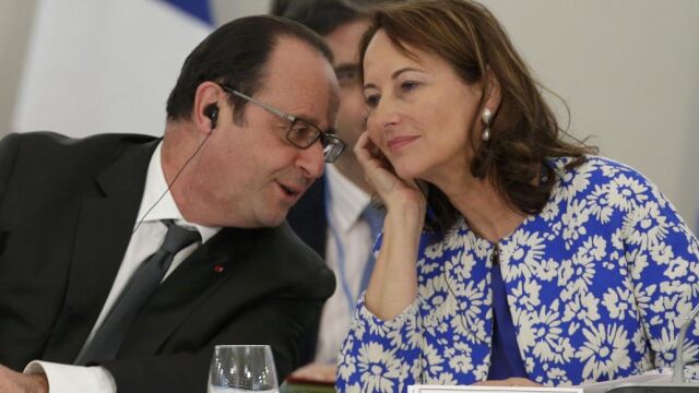 François Hollande conversa con la ministra de Ecología, Energía y Sostenibilidad, Segolene Royal