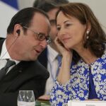 François Hollande conversa con la ministra de Ecología, Energía y Sostenibilidad, Segolene Royal