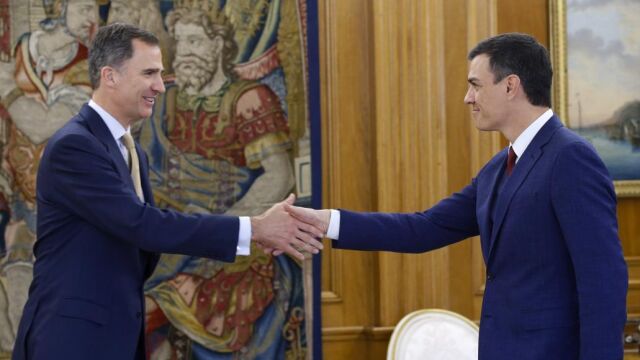 Felipe VI saluda al secretario general del PSOE, Pedro Sánchez en el Palacio de la Zarzuela, dentro de la tercera ronda de consultas.