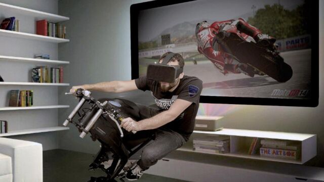 El primer simulador de motos para uso doméstico ofrece disfrutar de una experiencia de pilotaje en videojuegos mas realista que la de apretar los botones de un mando.