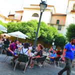 La de San Ildefonso es una de las plazas en las que las terrazas tienen en pie de guerra a los vecinos