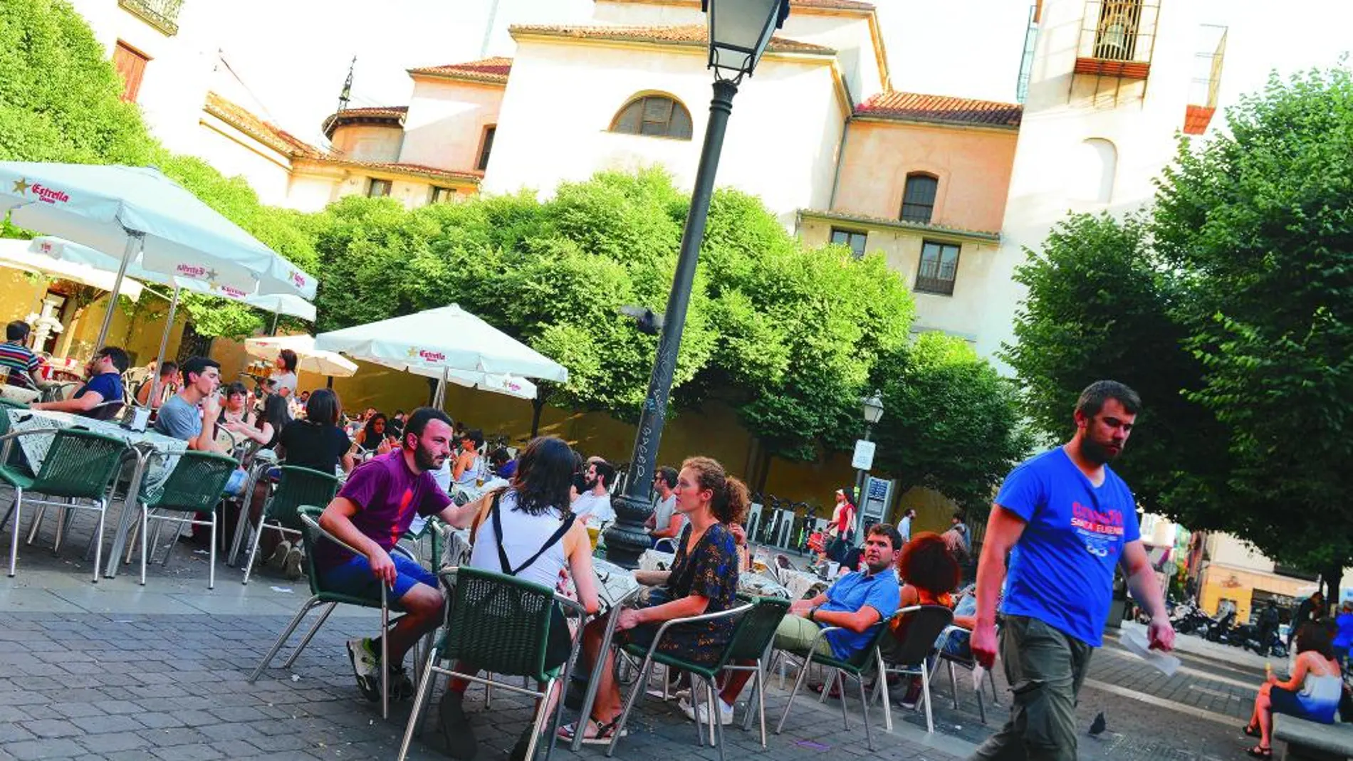 La de San Ildefonso es una de las plazas en las que las terrazas tienen en pie de guerra a los vecinos