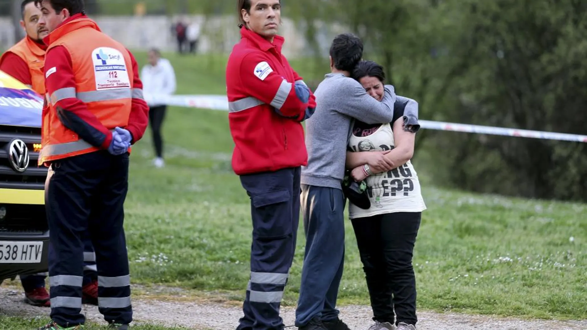 Efectivos de Cruz Roja junto a los familiares del menor de 13 años