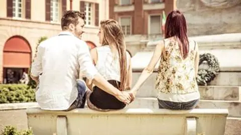 ¿Mantienen los españoles contacto con sus amantes durante las vacaciones?