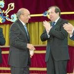 El presidente Juan Vicente Herrera, Miguel Alejo y Celestino Corbacho entregan la Medalla de Oro al Mérito de Trabajo a José Antolín Toledano