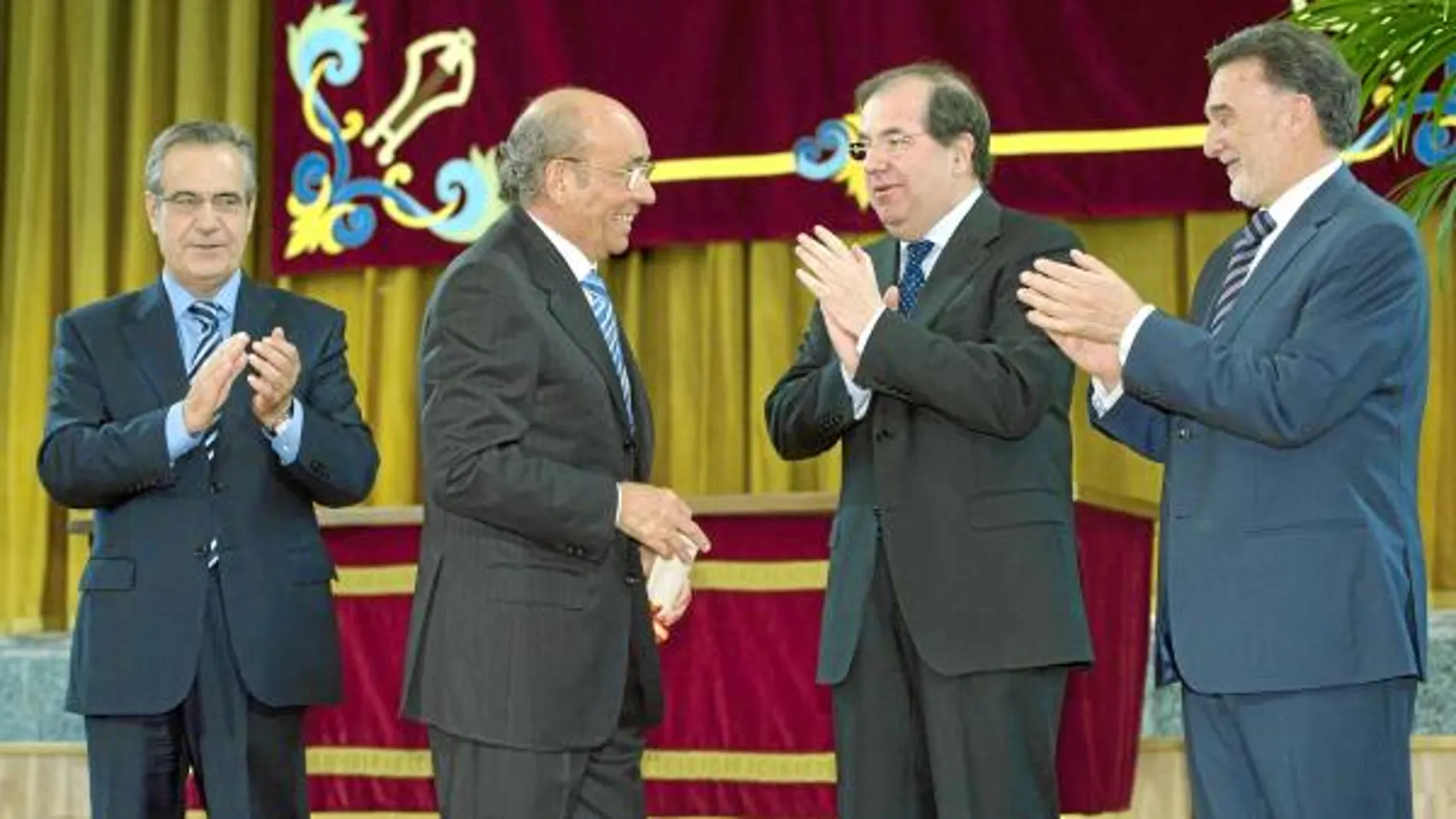 El presidente Juan Vicente Herrera, Miguel Alejo y Celestino Corbacho entregan la Medalla de Oro al Mérito de Trabajo a José Antolín Toledano