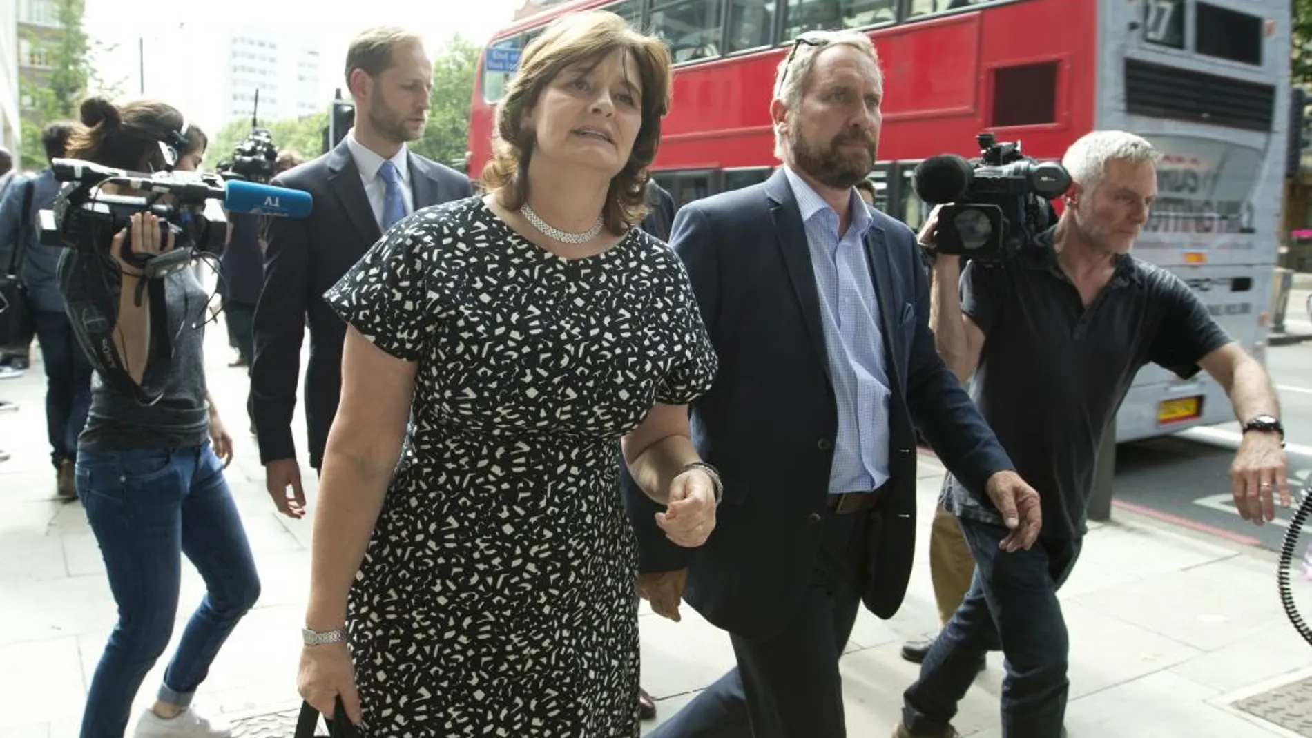 Cherie Blair, que participa en el equipo de abogados de la defnesa de karake a la salida del Tribunal en Londres