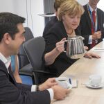 CAFÉ PARA TODOS. Angela Merkel sirve café a Alexis Tsipras, ayer, durante la reunión de líderes europeos en Bruselas