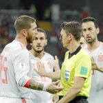 Los jugadores de España dialogan con Rocchi / Reuters