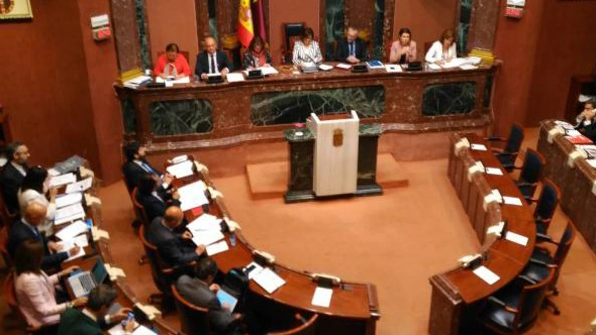 Los diputados de la Asamblea Regional condenaron ayer de forma unánime las declaraciones machistas del ex alcalde de Cartegena, José López (MC), vertidas contra la candidata del PP a la Alcaldía de la ciudad portuaria, Noelia Arroyo